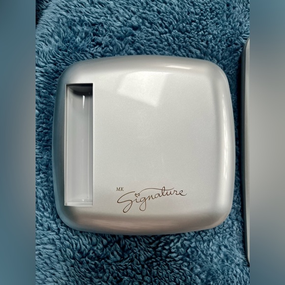 GUC Mary Kay Signature Refillable Compact Set (1 large FILLED & 1 medium EMPTY) - Picture 2 of 11